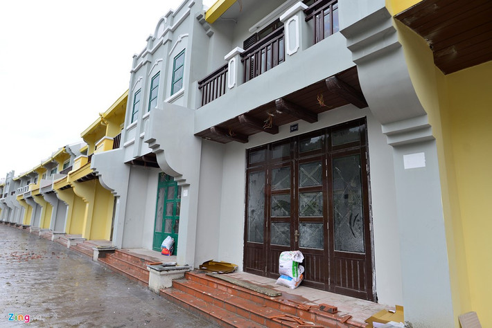 Người dân dùng những bao cát để chắn cửa, tránh tình trạng gió giật mạnh làm vỡ kính.