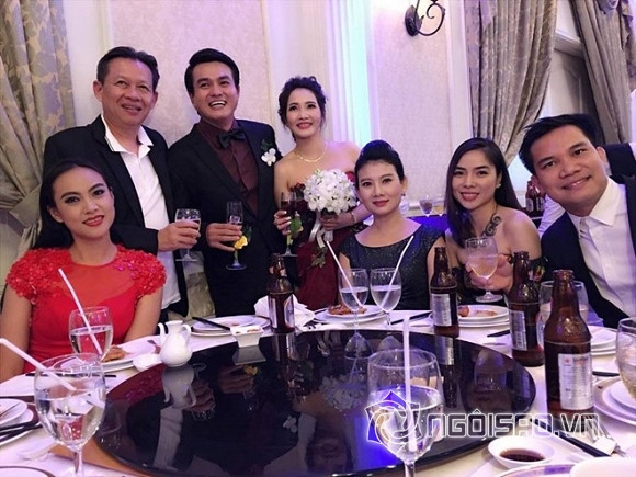 Cao Minh Đạt Là người kín tiếng nên việc sao Việt Cao Minh Đạt kết hôn ở tuổi 41 khiến công chúng bất ngờ. Tiệc cưới của Cao Minh Đạt được tổ chức ở quận 3, TP.HCM vào ngày 16/10 vừa qua. Được biết, bà xã Cao Minh Đạt tên Thanh Trúc, làm việc trong ngành bảo hiểm. Trước khi đi đến quyết định kết hôn, cả hai đã có hơn 2 năm yêu nhau.