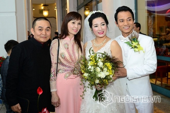 Ngoài ra, Xuân Hinh và Thanh Thanh Hiền còn là cặp đôi diễn ăn ý trên sân khấu. Cả hai thường cùng nhau đi diễn tỉnh và cả ở nước ngoài. Cũng bởi vậy nên suy nghĩ Thanh Thanh Hiền và Xuân Hinh là vợ chồng đã ăn sâu vào tâm tưởng của nhiều người. Nghệ sĩ Thanh Thanh Hiền từng bộc bạch: "Trước đây và cho đến tận bây giờ, khán giả vẫn nghĩ tôi là vợ của… anh Xuân Hinh đấy. Cho dù trên phương tiện truyền thông, anh Hinh cũng giải thích đưa ảnh vợ con lên nhưng cho đến bây giờ vẫn có những người nhầm tưởng chúng tôi là vợ chồng". Hay rất nhiều khán giả gọi điện tới nhà Xuân Hinh và yêu cầu: "Cho tôi gặp chị Thanh Thanh Hiền, vợ Xuân Hinh".