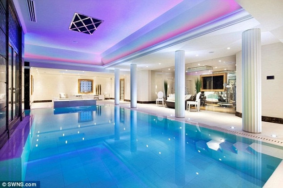 Đây được cho là một trong những biệt thự sang trọng nhất ở thủ đô London, gồm có những cơ sở vật chất tuyệt vời và đậm chất nghệ thuật như bể bơi trong nhà và ngoài trời, phòng spa, sân tennis, rạp chiếu phim và cả hầm rượu vang. Với những cơ sở vật chất tuyệt vời như vậy thì biệt thự này vẫn có sức hấp dẫn rất lớn với những người thuộc tầng lớp quý tộc muốn thay đổi không gian sống. Được xây dựng vào năm 1910 và được mua lại với giá 5 triệu bảng bởi một ông trùm bất độc sản. Sau đó ông này đã dành hàng triệu bảng để cải tạo nó, biến biệt thự này thành một trong những nơi sang trọng và hoàn hảo bậc nhất thủ đô London.