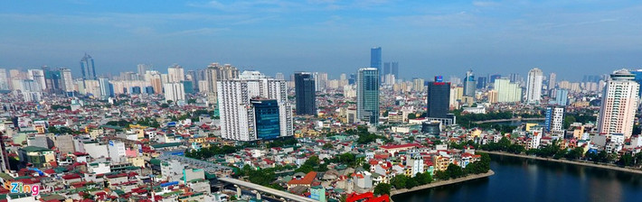 Cao ốc dày đặc nhìn về phía tây nam từ hồ Hoàng Cầu (quận Đống Đa).