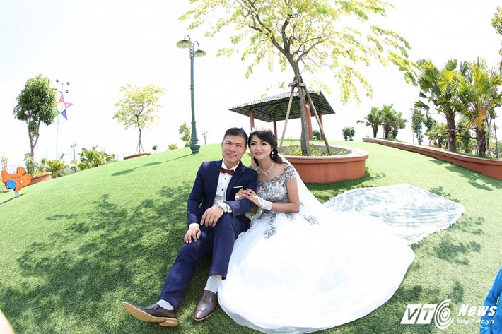 Cô dâu Lê Thị Thúy cho biết, trong khoảng thời gian yêu, cả hai người đều cách xa nhau. Thúy học ở Hà Nội, còn Thuận làm việc ở Bắc Giang. Trong các dịp lễ, Tết, cả hai người đều có những nhiệm vụ riêng nên thường không gặp được nhau. Những lúc đó, nhìn bạn bè có đôi, có cặp, Thúy lại cảm thấy tủi thân.