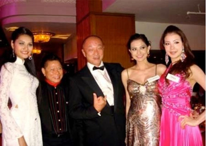 Tỷ phú gốc Việt chụp hình cùng Hương Giang và các thí sinh của cuộc thi HHTG 2009 tại Nam Phi.