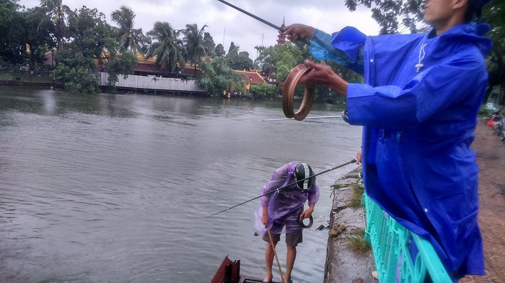 Để thuận lợi nhiều người thậm chí còn vượt qua rào chắn của hồ để câu cá.