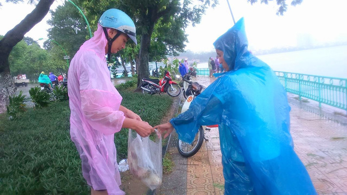 "Chiến lợi phẩm" thu được là những con cá trắm, cá trê nặng từ 1-3 kg.
