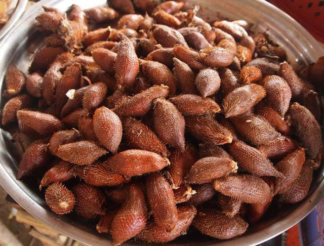 6. Mây Thái Trái mây Thái có vỏ cứng, thân hình xù xì bên ngoài lớp vỏ màu nâu đỏ, nhiều gai và có hình bầu dục, có tác dụng giải nhiệt tốt. Không còn xa lạ với người Sài Gòn hay miền Tây, nhưng với nhiều người dân Thủ đô thì thứ quả da rắn này lại khiến họ thấy hiếu kỳ, tò mò muốn mua về ăn thử.