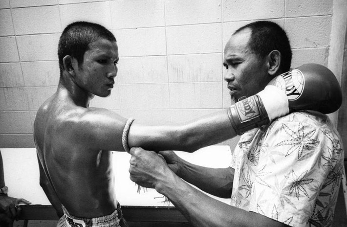 Võ sĩ đang chuẩn bị cho trận đấu quyền anh để “mua vui” dưới thế giới ngầm.