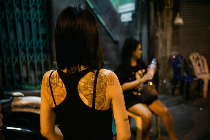 Gái mại dâm Thái Lan với hình xăm kín lưng.