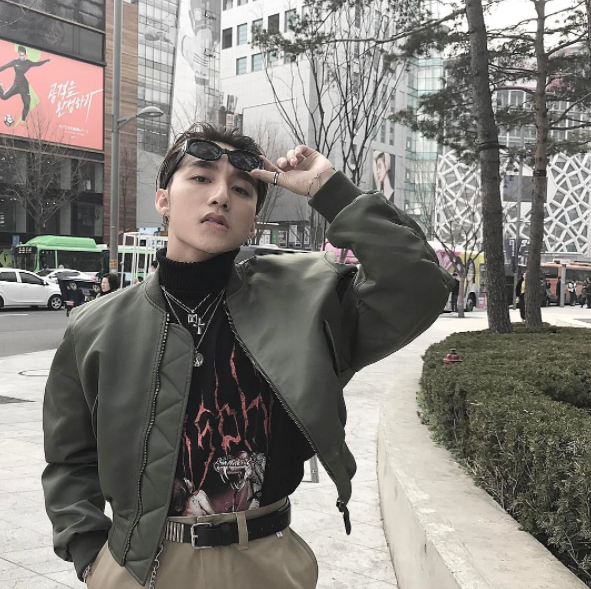 Set đồ của Sơn Tùng bao gồm toàn đồ hiệu: jacket Balenciaga, kính Versace, giày Dr Martens x Vetements..