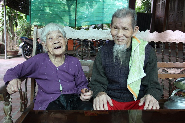 Hai vợ chồng cụ Hoàng Đình Tiệu và cụ Nguyễn Thị Tam sinh sống tại xóm Đồng Trung, xã Hùng Tiến, huyện Nam Đàn (Nghệ An). Cụ Tiệu đã 97 tuổi, cụ Tam tròn 87 tuổi, đến nay hai cụ giữ cuộc sống đầm ấm trong gia đình hơn 70 năm.