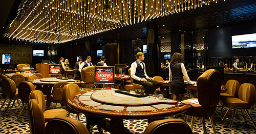 4. GoldenPalace.com Năm 2005, Terri Iligan (33 tuổi) ra thông báo đấu giá tên mình trên chợ điện tử eBay. Một casino có tên Golden Palace đã chiến thắng với mức giá 15199 USD, đi kèm với lời đề nghị đổi tên cô thành GoldenPalace.com.