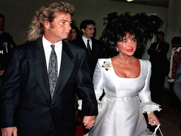 10. Thợ xây Larry Fortensky kết hôn với nữ diễn viên Elizabeth Taylor vào năm 1991 – 2.5 triệu USD.