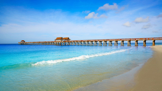 Vùng Vịnh của Florida, Mỹ Các rìa phía Tây của Sunshine State bao gồm các thành phố như Clearwater, Tampa và St. Petersburg được mệnh danh là những vùng biển xanh với bãi biển trải dài tuyệt đẹp. Gần đây hơn, 7 khách sạn mới mở ở khu vực này trong năm 2016, cũng là một lựa chọn tuyệt vời cho du khách khi mà sự cạnh tranh ngày càng cao. Thêm vào đó, hàng không giá rẻ tại Allegiant bay vào sân bay St Pete-Clearwater từ 20 thành phố của Mỹ, và hầu hết các hãng hàng này có giá rất cạnh tranh nên du khách đã phần nào hưởng lợi được các dịch vụ trên.