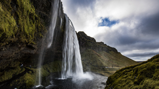 Iceland Đất nước này luôn nằm trong kế hoạch du lịch của du khách, bởi những thắng cảnh đẹp hút hồn nơi đây. Bà Jeanenne Tornatore, Biên tập viên cao cấp trang Orbitz.com cho biết: "Iceland là một trong những lựa chọn hàng đầu của tôi cho điểm đến du lịch trong năm 2017. Một lý do nữa là một số hãng hàng không đã được cung cấp các chuyến bay trực tiếp đến Reykjavik có giá vé rất cạnh tranh".