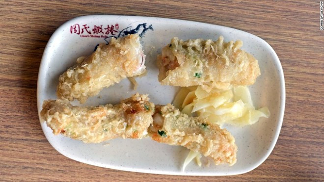 Tôm chiên xù: Tôm chiên xù Đài Loan khá giống món tempura của Nhật, ngoại trừ việc tôm được bọc trong một lớp mỡ mỏng, nhồi thêm hành tăm trước khi đem rán.