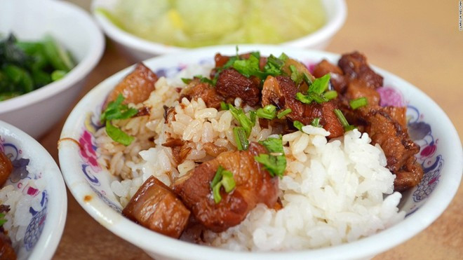 Cơm thịt kho tàu: Đĩa cơm nóng ăn với thịt kho tàu mềm mịn như tan trong miệng là món ăn lý tưởng vào mùa đông.