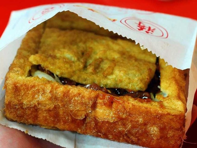 Bánh mì quan tài: Còn được gọi là bánh sandwich quan tài, đây được coi là một trong những món đặc sản Đài Loan độc đáo nhất. Bánh gồm một lát bánh gối dày, khoét ruột để nhồi nhân. Bánh có nguồn gốc từ thành phố phía nam - Đài Nam. Thực khách có thể chọn nhân tùy thích, gà hoặc bò xốt tiêu. Nhân ngọt ngào và đầy hương vị làm cho ai cũng muốn vừa đi dạo chợ vừa nhâm nhi món bánh này.
