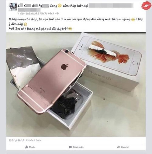 1 chiếc iPhone 6s bị vỡ mà có đến... 4 chủ nhân Mới đây nhất chính là chuyện một bức ảnh chụp lại chiếc iPhone 6s bị vỡ đến cong vênh mà có tới ít nhất 4 tài khoản Facebook tự nhận nó là của mình với những caption khiến dân tình chẳng biết nên cười hay khóc. Bạn nữ thì viết rằng "Có những sự tiếc nuối mãi không quay trở về như ban đầu...", một bạn nam khác lại "có những sự tiếc nuối mãi vẫn không thể nói nên lời". Và 2 người còn lại thì tỏ ra xót xa vì điện thoại của mình bị xe ô tô cán ngang...