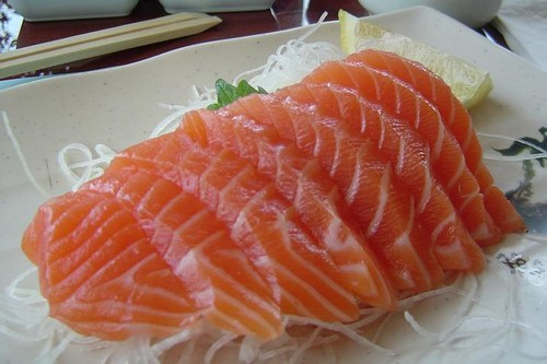 Cá hồi: Cá hồi có hàm lượng protein cao, axit béo omega-3, chất sắt và vitamin B-12. Đây là những chất dinh dưỡng cần thiết kích thích sự phát triển tóc, giúp mái tóc óng mượt và giải quyết các vấn đề như da đầu khô, rụng tóc.