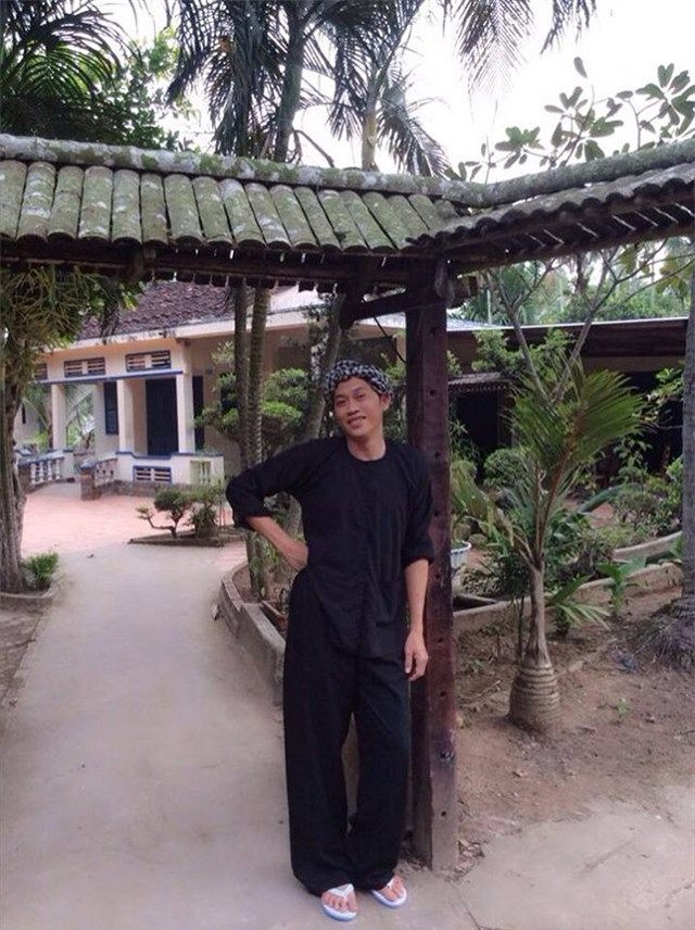 NSƯT Hoài Linh là một trong những danh hài được khán giả yêu mến nhất hiện nay. Dù sở hữu mức cát xê cao ngất ngưởng nhưng anh khiến nhiều người bất ngờ khi vẫn giữ thói quen sinh hoạt giản dị, chân chất.