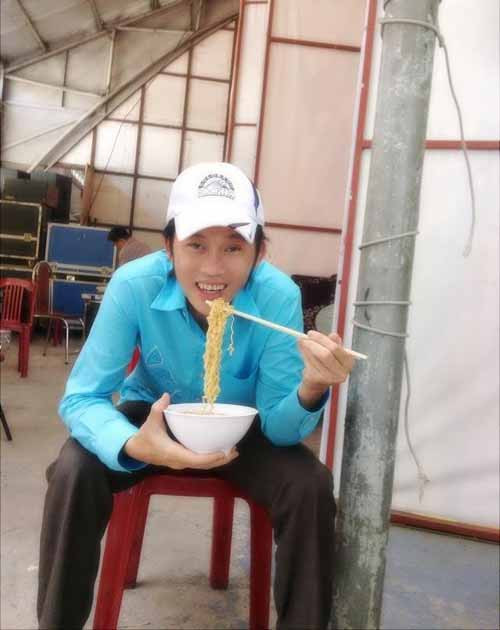 Mì tôm là món ăn không thể thiếu. Hoài Linh cũng từng khẳng định, anh không quen đi vũ trường hay ăn uống ở những nhà hàng sang trọng mà chỉ thích tận hưởng cuộc sống theo cách riêng của mình.