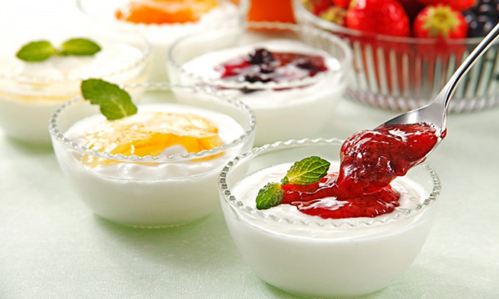 4. Sữa chua và kefir. Để chống mẩn đỏ và kích ứng da, nên ăn thức ăn có nhiều chế phẩm sinh học, như sữa chua. Kefir là một sản phẩm sữa tương tự như sữa chua, nhưng có đến ba lần chế phẩm sinh học hơn sữa chua. Các nghiên cứu đã chỉ ra rằng các chế phẩm sinh học làm giảm viêm và stress oxy hóa. Các vấn đề như mụn trứng cá, vẩy nến, viêm da dị ứng có thể được cải thiện.