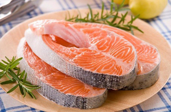 5. Cá. Nếu da của bạn khô mạn tính, thêm các thực phẩm có chứa chất béo lành mạnh trong chế độ ăn uống của bạn, chúng sẽ giúp dưỡng ẩm cho làn da của bạn từ trong ra ngoài. Cá hồi hoang dã là tốt cho làn da của bạn do có nhiều acid béo omega 3. Cá giàu acid béo omega 3 khác bao gồm cá mòi và cá thu Đại Tây Dương.