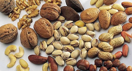 6. Quả hạch. Các loại hạt là một nguồn tuyệt vời của chất béo tốt. Trong khi quả óc chó chứa nhiều nhất acid béo omega 3, tất cả các loại hạt, bao gồm hạnh nhân, quả phỉ, đậu phộng, và quả hồ trăn là tốt cho sức khỏe của bạn khi ăn điều độ. Ăn nhẹ các loại hạt này cho thấy lợi ích cho da mịn.
