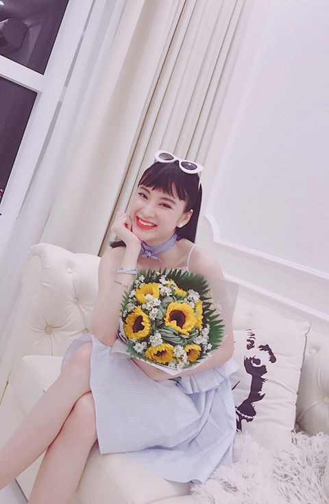 Lời chia sẻ của "Bà mẹ nhí" ngay sau đó thu hút sự chú ý của cộng đồng, đa số cư dân mạng đều dành những lời khen ngợi không ngớt cho nhan sắc của hai mẹ con Angela Phương Trinh.