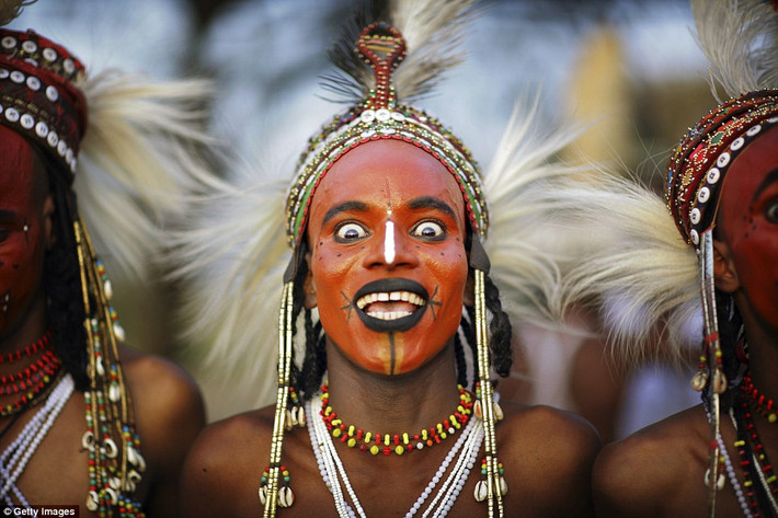 Bộ tộc Wodaabe: Bộ tộc này sống du canh du cư ở Niger, Nigeria, Cameroon, Chad... Cuối mỗi mùa mưa gần hồ Chad, người Wodaabe tổ chức Cure Salee - lễ hội của dân du mục. Hoạt động nổi bật nhất của lễ hội là cuộc thi sắc đẹp của các chàng trai. Bộ tộc thổ dân châu Phi này mặc trang phục lộng lẫy nhất, trang điểm và đeo trang sức, đứng chờ các cô gái đánh giá. Răng và tròng mắt trắng được ca ngợi, do đó những người tham dự thường cố gắng cười hết cỡ. Ảnh: Daily Mail.