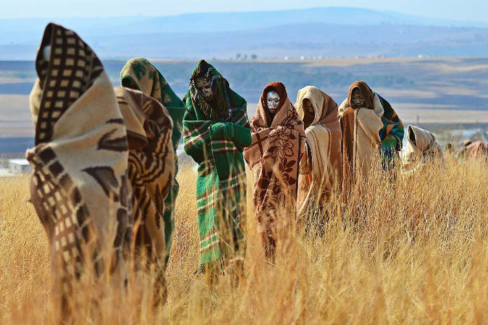 Bộ tộc Xhosa, Nam Phi: Khi đến tuổi trưởng thành, nam thanh niên tộc Xhosa sẽ phải trải qua một nghi lễ khắc nghiệt. Trước hết, họ sẽ được cắt bao quy đầu theo phương pháp truyền thống, sau đó phải rời khỏi làng với khuôn mặt bôi đất sét trắng, trùm chăn và đem theo ít đồ dùng thiết yếu. Họ phải sống trong khu dành riêng cho nghi lễ này và tự xoay xở trong hai tháng. Khi trở về, các chàng trai được công nhận là người trưởng thành và nhận một chiếc chăn mới. Ảnh: Voices of Africa.