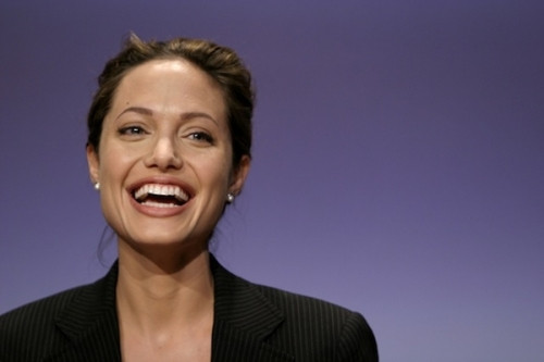 Không chỉ sở hữu một đôi môi tuyệt vời, Angelina Jolie còn có một hàm răng trắng sáng và đều đặn, chính điều này đã giúp cô tự tin mỗi lần xuất hiện trước công chúng.