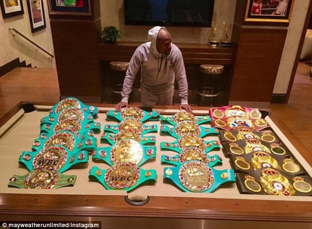 Giữa tháng 10 vừa qua, Mayweather khoe bộ sưu tập danh hiệu. Sau 19 năm thượng đài, anh giành tổng cộng 22 đai vô địch gồm WBC, WBA và IBF.