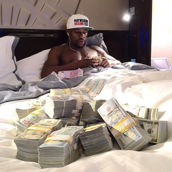 Khoe tiền và của cải đã ngấm vào máu và trở thành thương hiệu đối với Mayweather. Ở bất kỳ đâu dù trên máy bay, phòng ngủ hay thậm chí ở nơi tập boxing..., cựu võ sĩ 38 tuổi đều khoe khoang sự giàu có nếu có cơ hội.