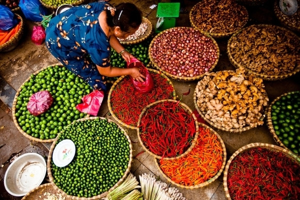Sắc màu gia vị được chế biến vào các món ăn đường phố Việt.