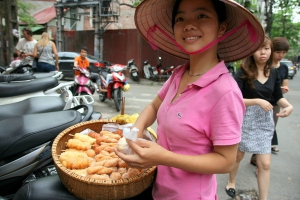 Cô bé bán hàng rong nơi phố cổ Hà Nội.