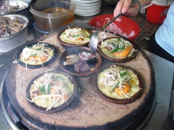 Đổ bánh xèo.