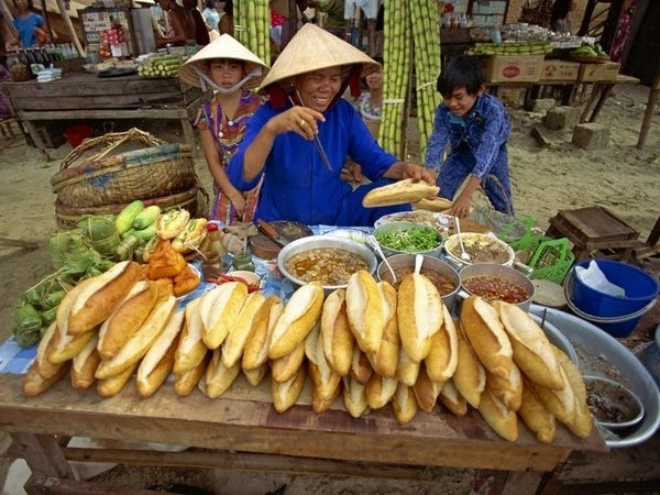 Bánh mì Việt là một trong những món ngon đường phố dễ tùy biến, dễ ăn hơn cả.