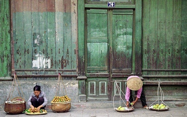 Gánh hàng rong nơi phố cổ Hà Nội.