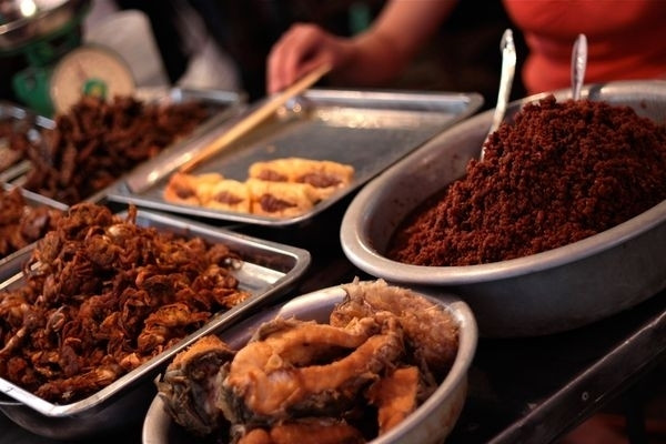 Một góc đồ ăn nơi quán cơm bình dân.