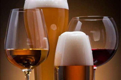 Rượu: Uống rượu có liên quan đến tình trạng mất nước, là một trong những lý do xuất hiện cơn nhức đầu. Rượu vang đỏ chứa tyramine và tannin là nguyên nhân dẫn đến đau đầu.