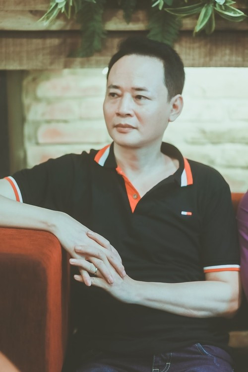 Ở đời thường, nam diễn viên gây chú ý với cuộc sống hôn nhân lận đận. Được coi là người đàn ông đào hoa, tính đến nay, anh đã có 3 đời vợ khác nhau với 3 đứa con xinh xắn. Hiện nay, nam diễn viên đang hạnh phúc với người vợ thứ 3. Giữa năm nay, gia đình anh đã chuyển về sinh sống tại một chung cư sang trọng tại Hai Bà Trưng, Hà Nội. Tổ ấm của diễn viên Tùng Dương là niềm ao ước của bao người.