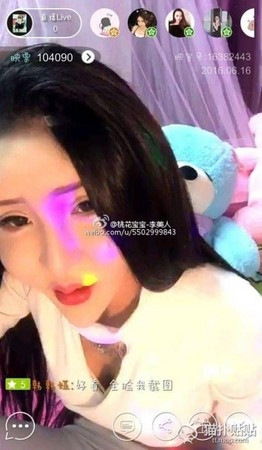 Hot girl mặt giống "thủy quái" này chỉ là một ví dụ trong những trường hợp phẫu thuật thẩm mỹ thất bại ở Trung Quốc. Nhìn chính diện, cô gái có gương mặt dài, nhỏ, mũi cao, mắt to và cằm nhọn hoắt. Toàn bộ khuôn mặt cứng đờ như tượng sáp.