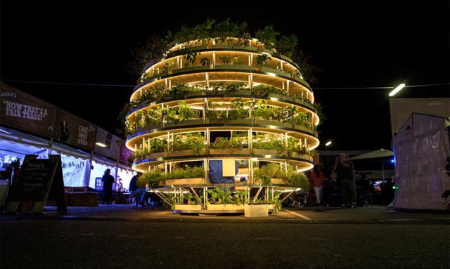 Quả cầu nông trại được đặt tên là “Growroom” có chứa rất nhiều khay trồng rau-củ-quả và thảo mộc được đặt theo chiều thẳng đứng, chật khít từ dưới chân tới đỉnh quả cầu.