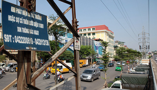 Một cây bàng lá nhỏ dù mới được trồng nhưng đã có chiều cao rất sát với khoảng cách an toàn lưới điện. Nhiều người lo ngại khi cây phát triển và mọc cao sẽ chạm vào đường dây điện, hoặc mùa mưa bão cây bị đổ đè lên đường dây gây cháy nổ.