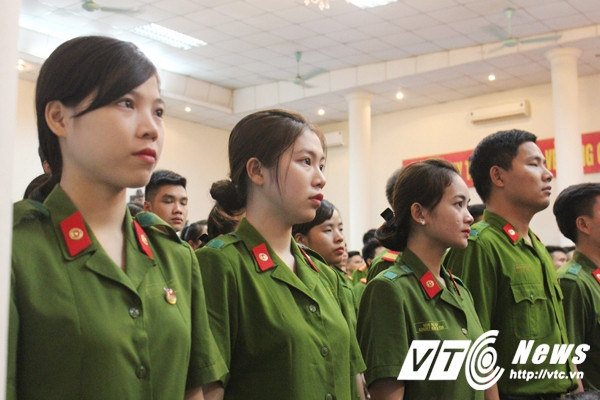 Không chỉ học giỏi, Nga còn năng nổ tham gia nhiều phong trào của lớp, của trường. Cô bạn tài sắc này còn có tài hùng biện rất giỏi.