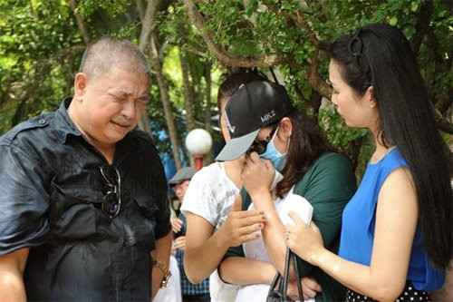 Cựu người mẫu Minh Anh che kín mặt xuất hiện tại lễ giỗ 20 năm của bạn trai cũ. Cô bật khóc nức nở bên bạn bè, đồng nghiệp khi nhớ lại kỷ niệm với người nghệ sĩ tài hoa bạc mệnh.