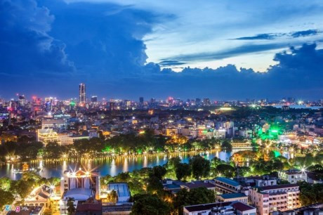 Khu vực hồ Gươm. Xa xa là các tòa nhà, khu dân cư phía Tây thủ đô, rực sáng trong buổi hoàng hôn.