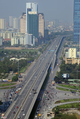 Dự án đường trên cao vành đai 3 từ phía bắc hồ Linh Đàm đến cầu vượt Mai Dịch hiện đại nhất Việt Nam. Đường dài gần 9 km, gồm 385 m đường dẫn và 8.527 m cầu cạn chạy suốt, tốc độ xe chạy lên tới 80 km/h.