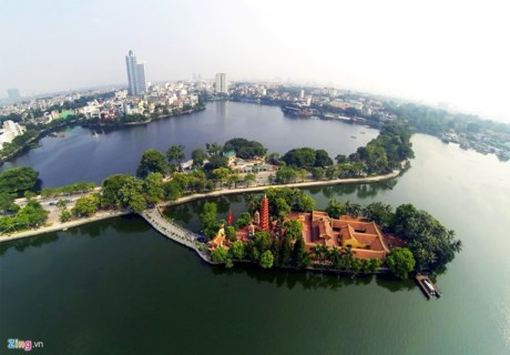 Đường Thanh Niên, tuyến đường lãng mạn nhất thủ đô và ngôi chùa Trấn Quốc nằm trên mặt hồ Tây.